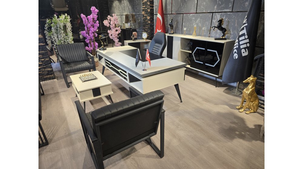 Aytaşı lüks yönetici masa takımı; LED aydınlatmalı geometrik ön paneli, lazer kesim lama demir ayakları ve uyumlu koltuk takımı ile modern ofis ortamında sergileniyor.